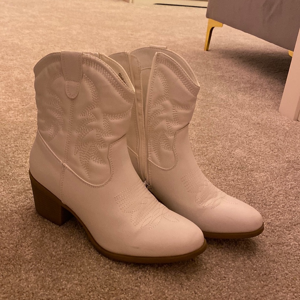 Cutest boots!! Worn once!